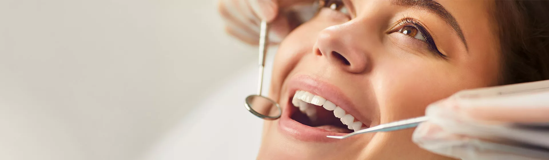 Nahaufnahme einer jungen Frau während einer zahnärztlichen Behandlung