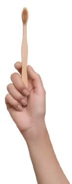 Isolierte Hand mit Zahnbürste aus ökologisch abbaubarem Material